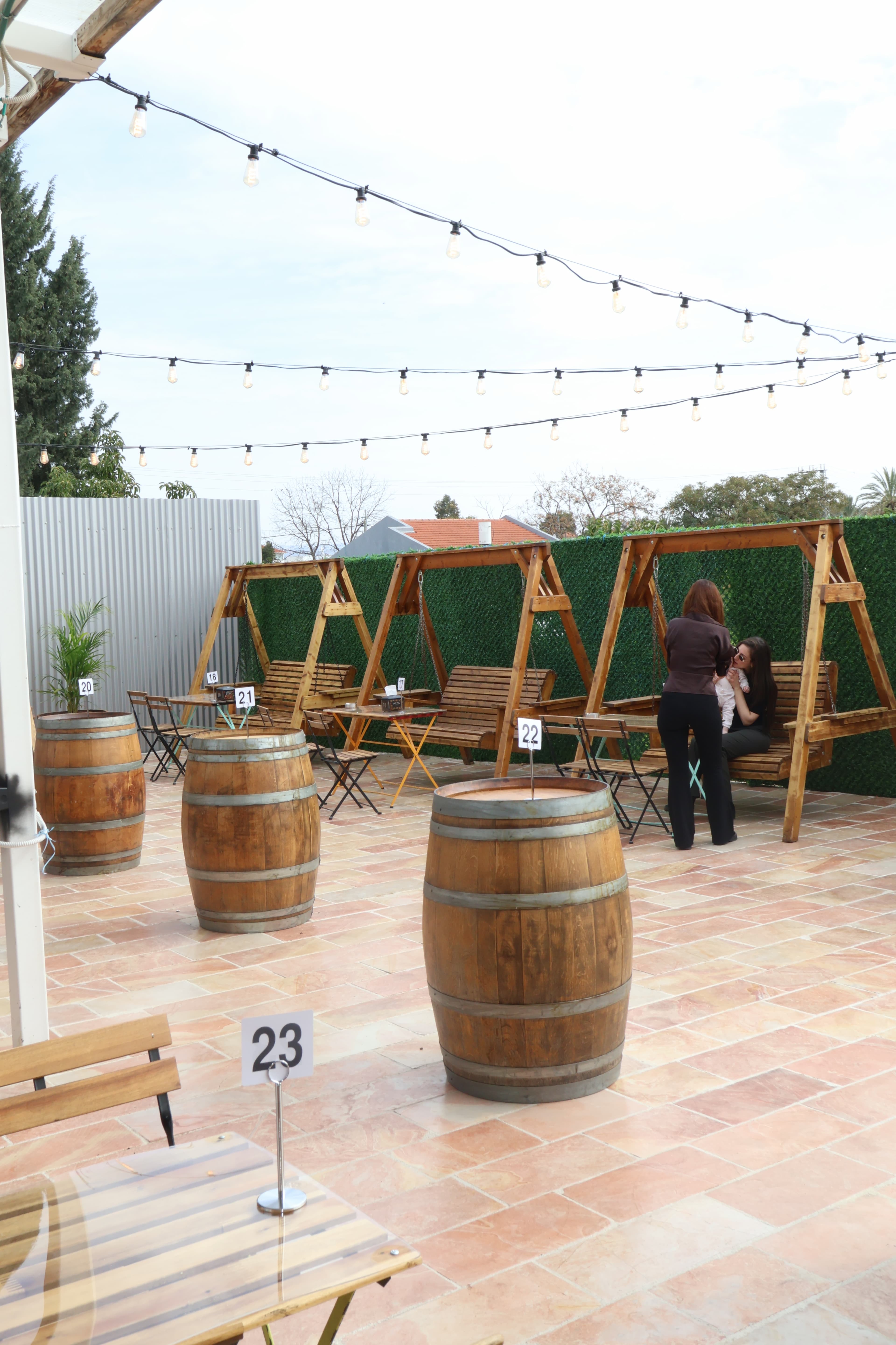 מתחם האירועים של כרם דניאלה - חביות יין, נדנדות עץ ותאורה